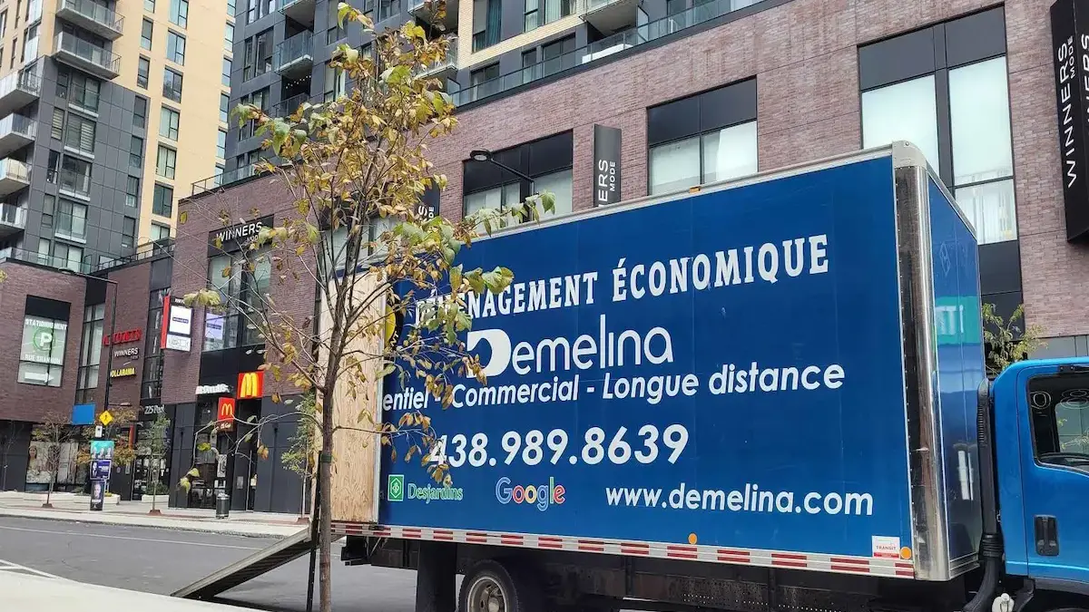 camion de petit déménagement à Montréal avec équipe professionnelle