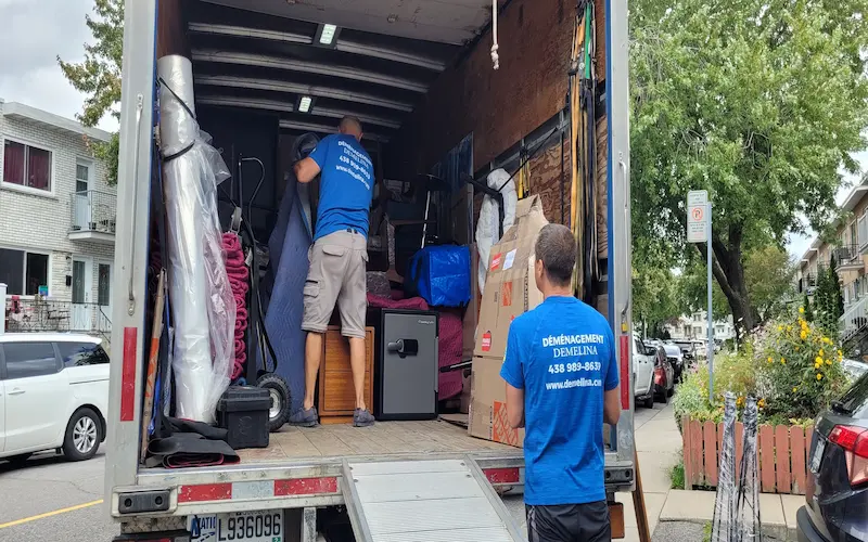 déménageurs dans des escaliers étroits à Montréal