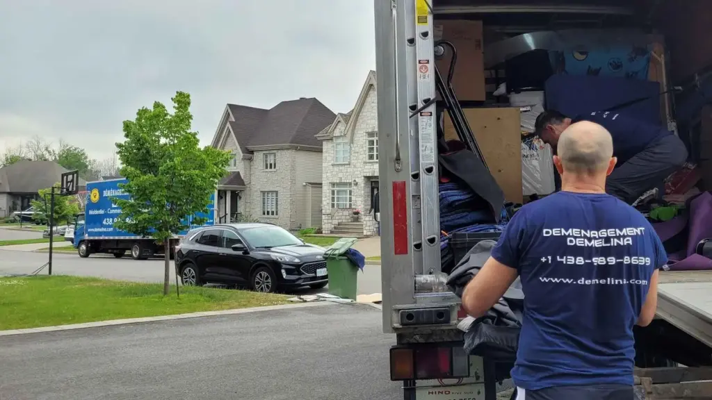 déménageurs professionnels transportant un sofa dans un escalier extérieur à Montréal