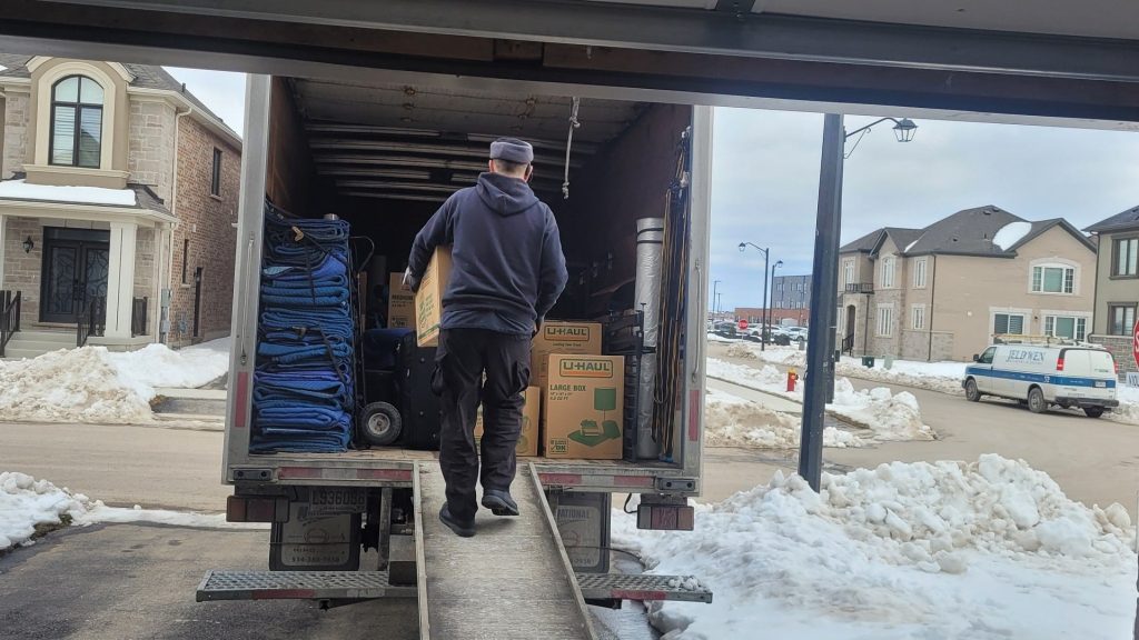 Mover and truck in Griffintown