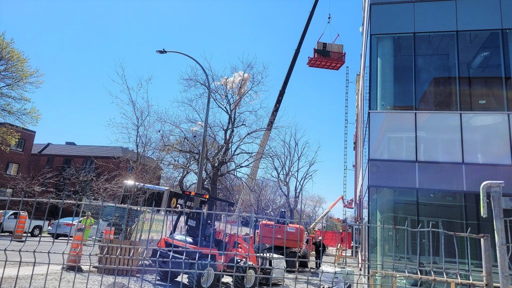 Crane truck move in Montreal