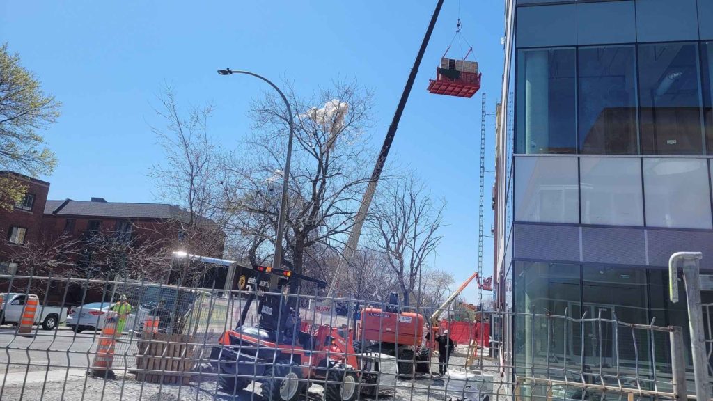 Déménagement à Montréal avec un camion-grue