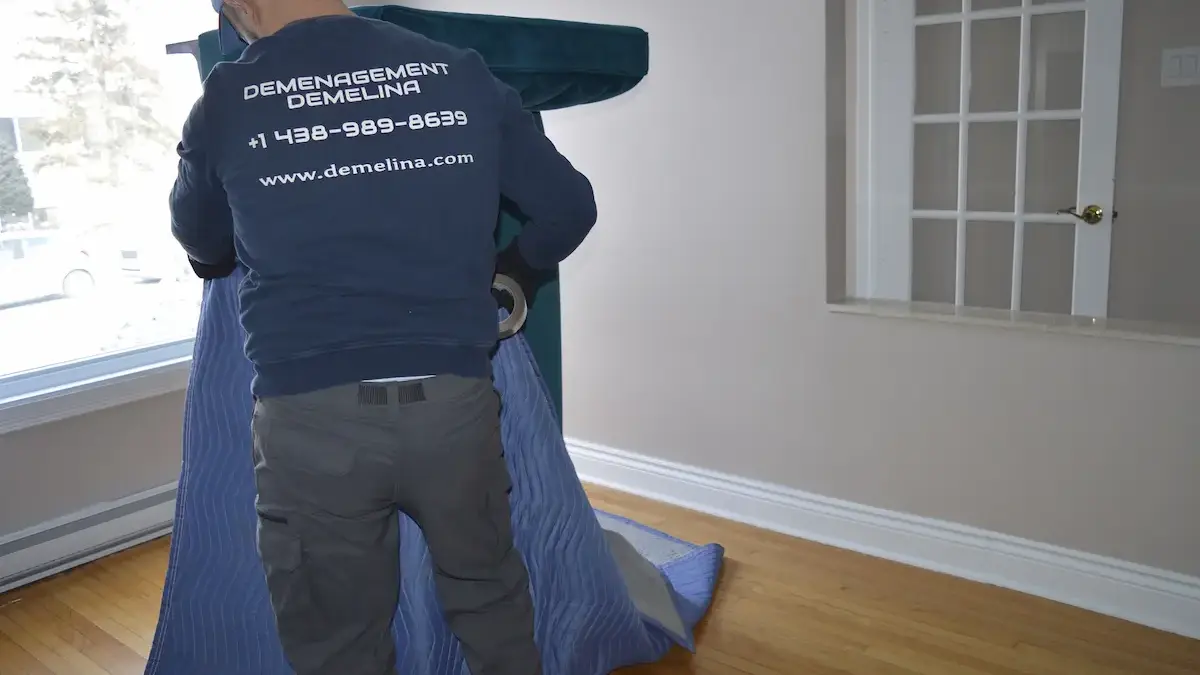 urgent moving Montreal team loading furniture quickly into moving truck