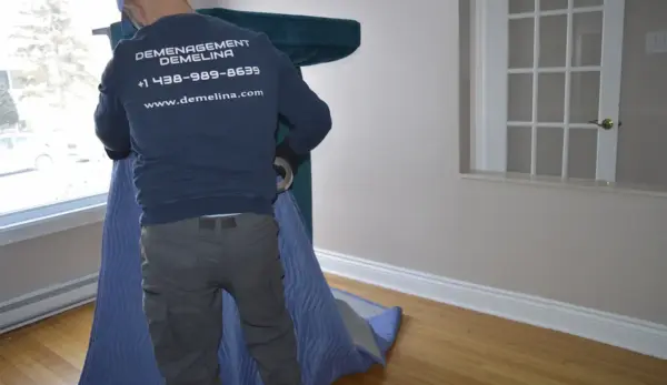 urgent moving Montreal team loading furniture quickly into moving truck