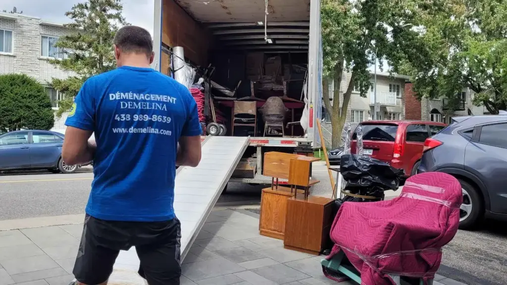Camion de déménagement chargé pour un déménagement à Dollard-des-Ormeaux