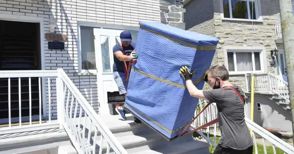 déménageurs dans un escalier extérieur à Montréal