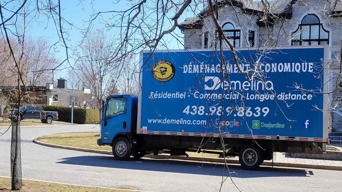 déménagement longue distance Montréal avec camion et escaliers extérieurs