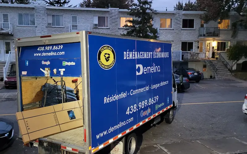 Camion stationné dans une rue étroite du Plateau ou Rosemont
