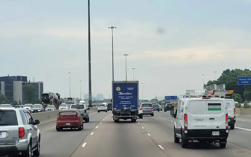 Camion de déménagement sur route en direction de la Côte-Nord