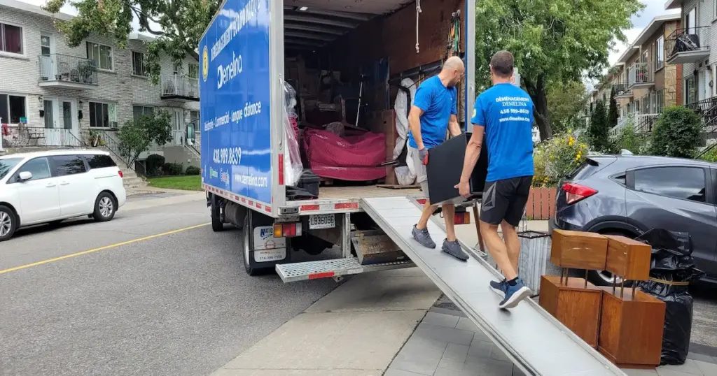 Camion et déménageurs effectuant un déménagement résidentiel à Saint-Laurent