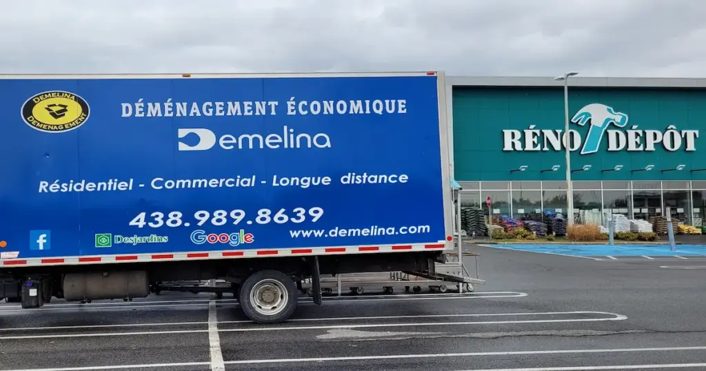 Camion de déménagement près de la station REM Bois-Franc à Saint-Laurent