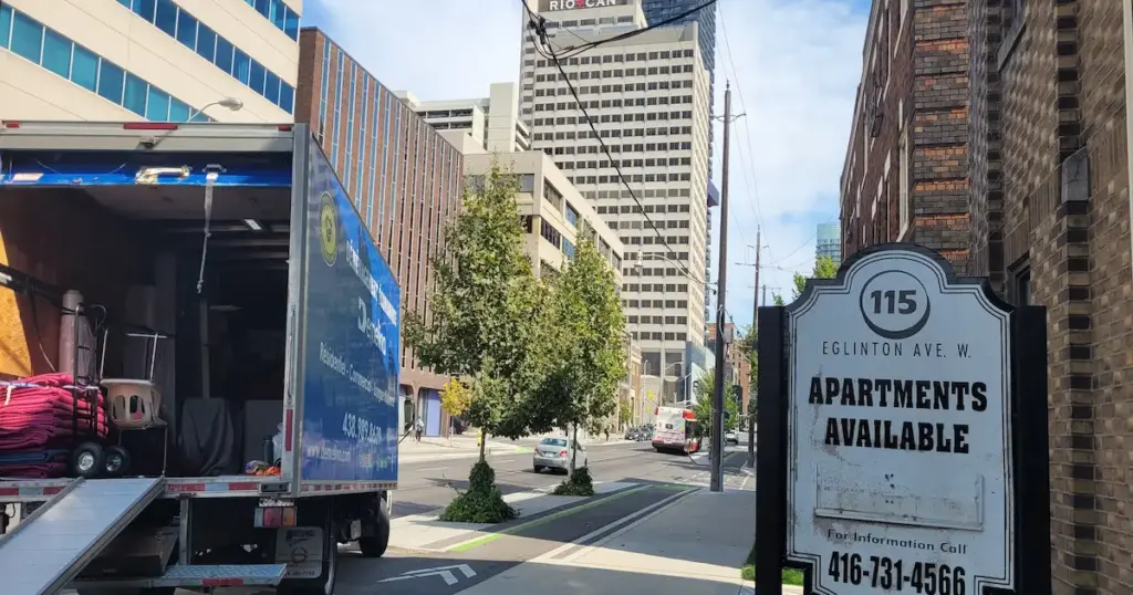 Camion de déménagement devant un condo dans le secteur Bois-Franc à Saint-Laurent