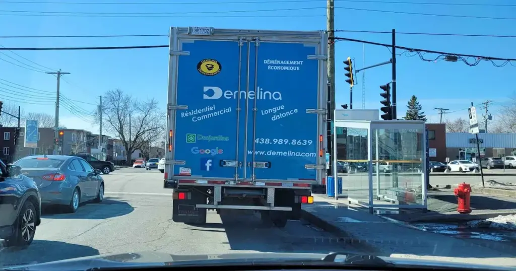 Demelina moving truck in Dollard-des-Ormeaux