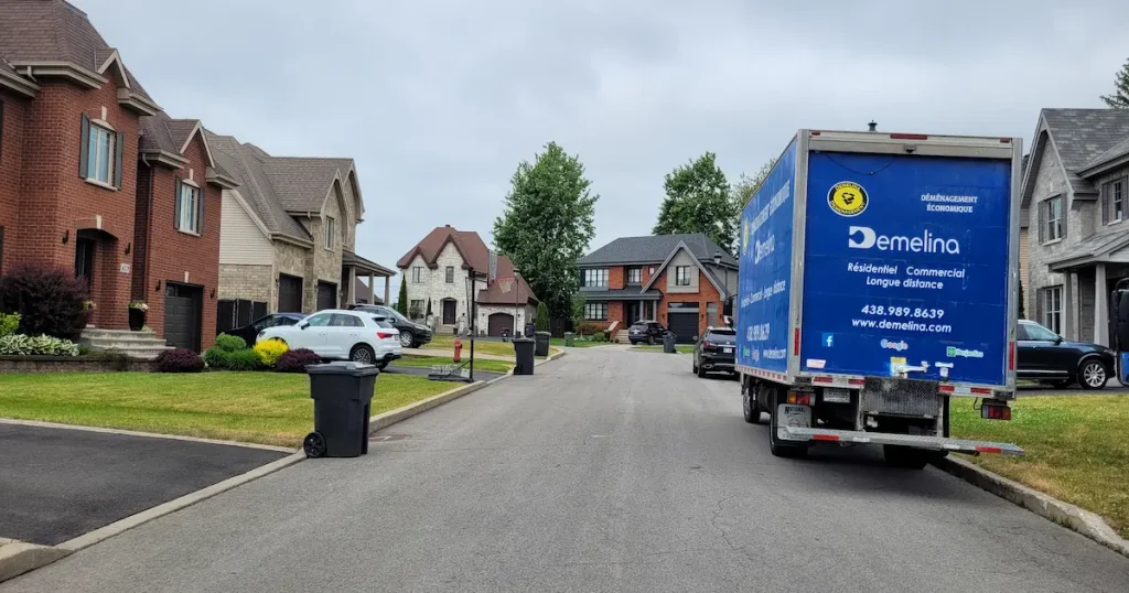 camion de déménagement à Montréal devant un triplex avec escaliers extérieurs